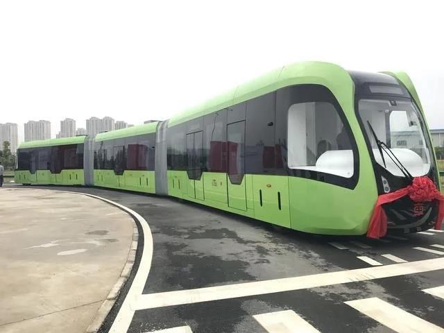 湖南現(xiàn)全球首輛智能列車(chē)，虛擬軌道無(wú)人駕駛，美國(guó)花500億拜師