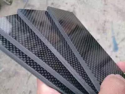 未來顛覆轎車的兩個(gè)技能就是，碳纖維新資料，智能化。